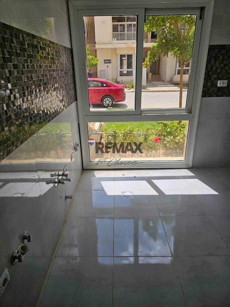 10 1ef87d97-356f-41cd-80bd-a968c554a13c. jpg