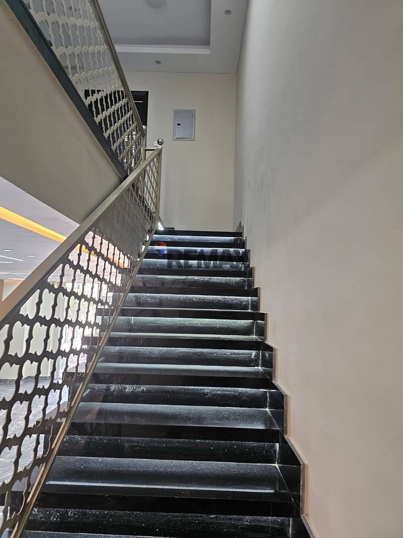 12 350ef3e6-35a2-4d18-b073-2c3e57e7a697. jpg