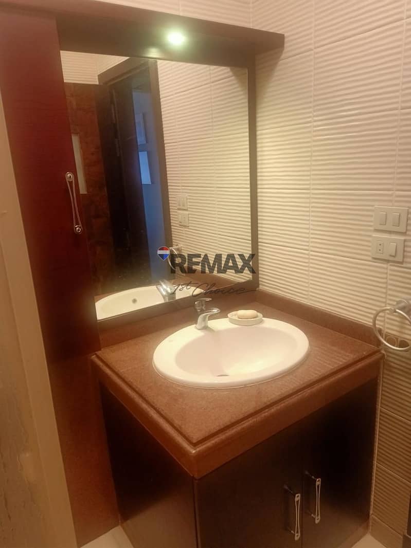 33 106d7d7d-51a2-48b0-8a27-0f6bd868c906. jpg