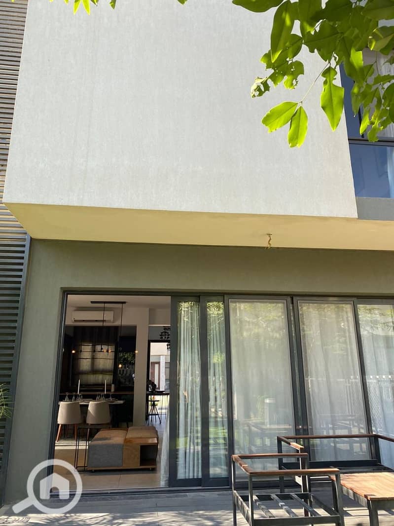 10 e3197efa-5a20-464a-a95c-53a3b145c253. jpg