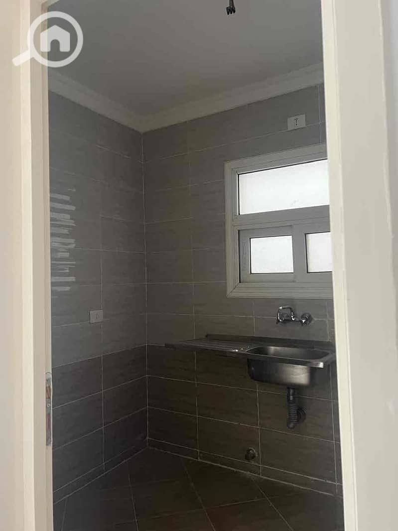 12 f0840e36-2b16-4a2b-8fbf-1ab60aa8ed92. jpg