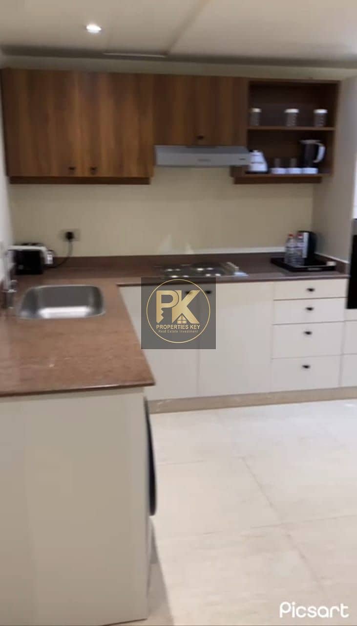 10 02e37737-3fcc-47c9-afc1-ff2bd9b81f61. jpg