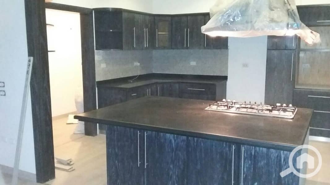 شقة للايجار في جنوب الأكاديمية متشطبة بالمطبخ و الدريسينج