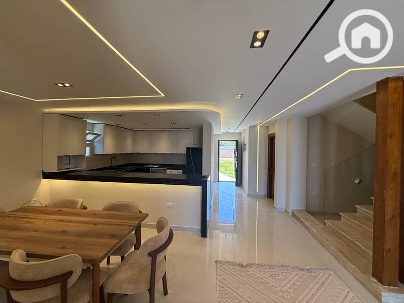 24 7522dcfe-5ee4-4dd1-9f98-df28437d6afe. jpeg