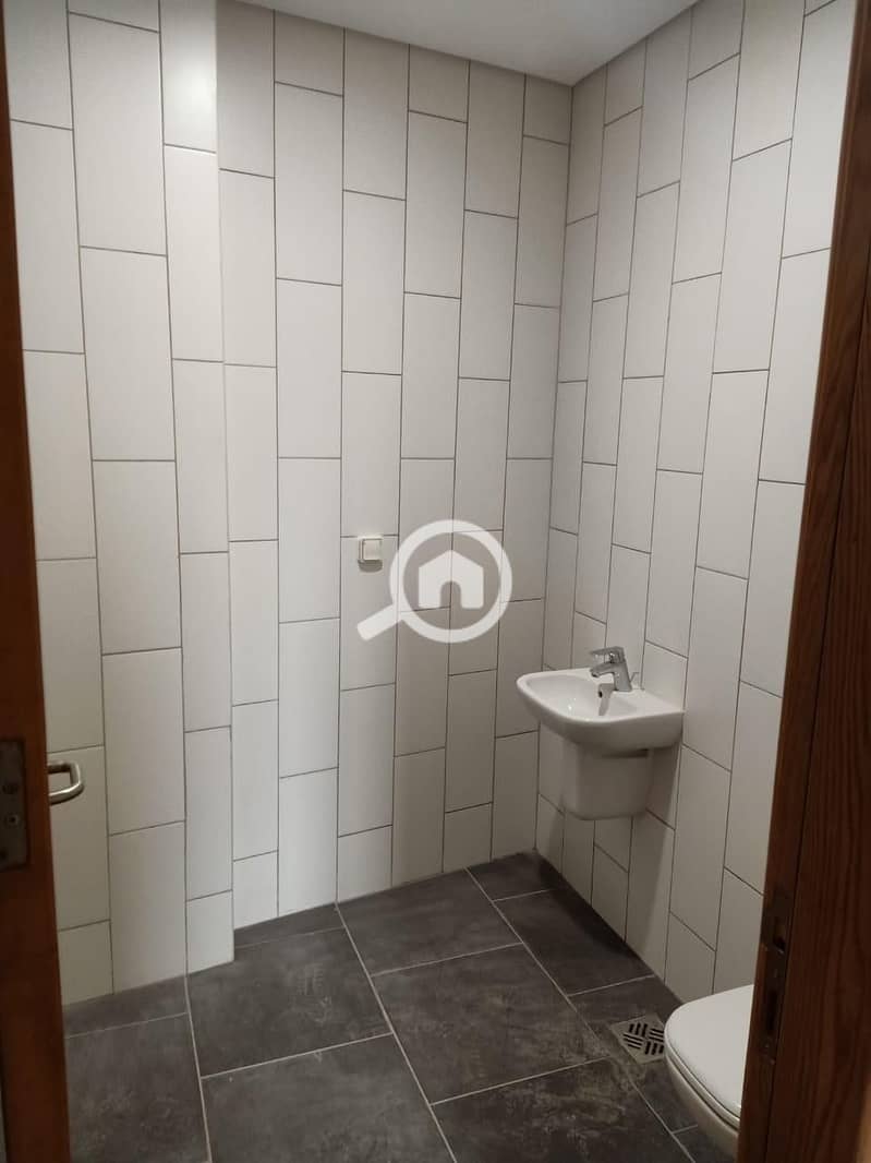 12 584b7f4d-2808-43b9-a7aa-ca5ec653c5ad. jpeg