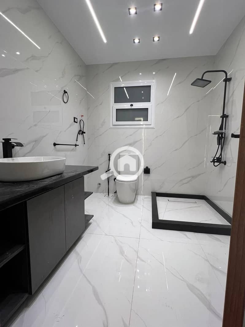 7 7d7f15ff-e9c3-44f3-bc77-fba3e51ff660. jpg