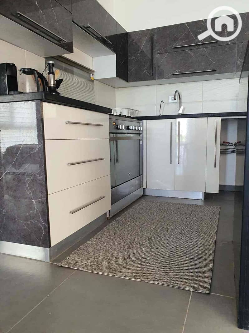 9 3977c82e-0e4e-46c6-bf3a-2c4ba06f6b1c. jpg