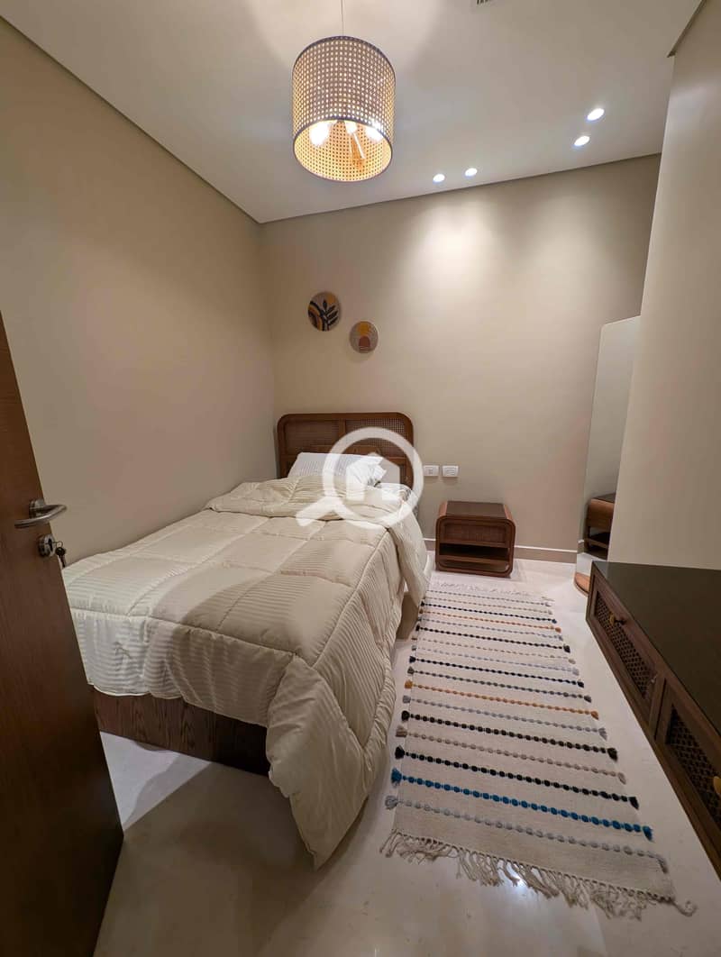 12 d0c9b5fd-f567-4963-8faf-deec776a6367. jpg