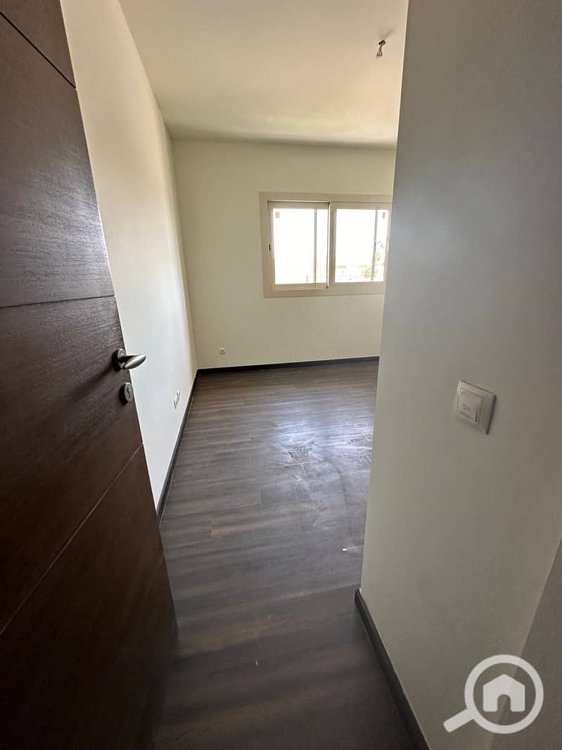 4 2be3f9eb-2944-4d43-ba60-831a9e79c47b. jpg