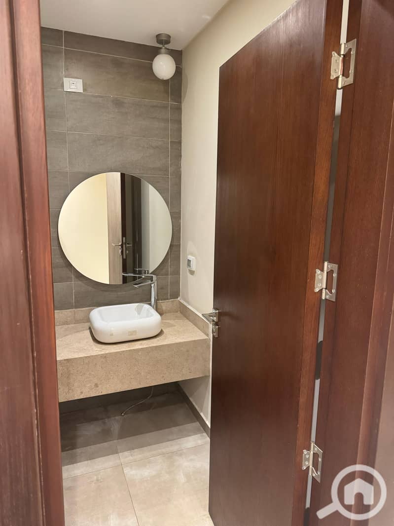 4 2c4e28cc-9dc2-429e-ab11-3ded943e4ca1. jpg