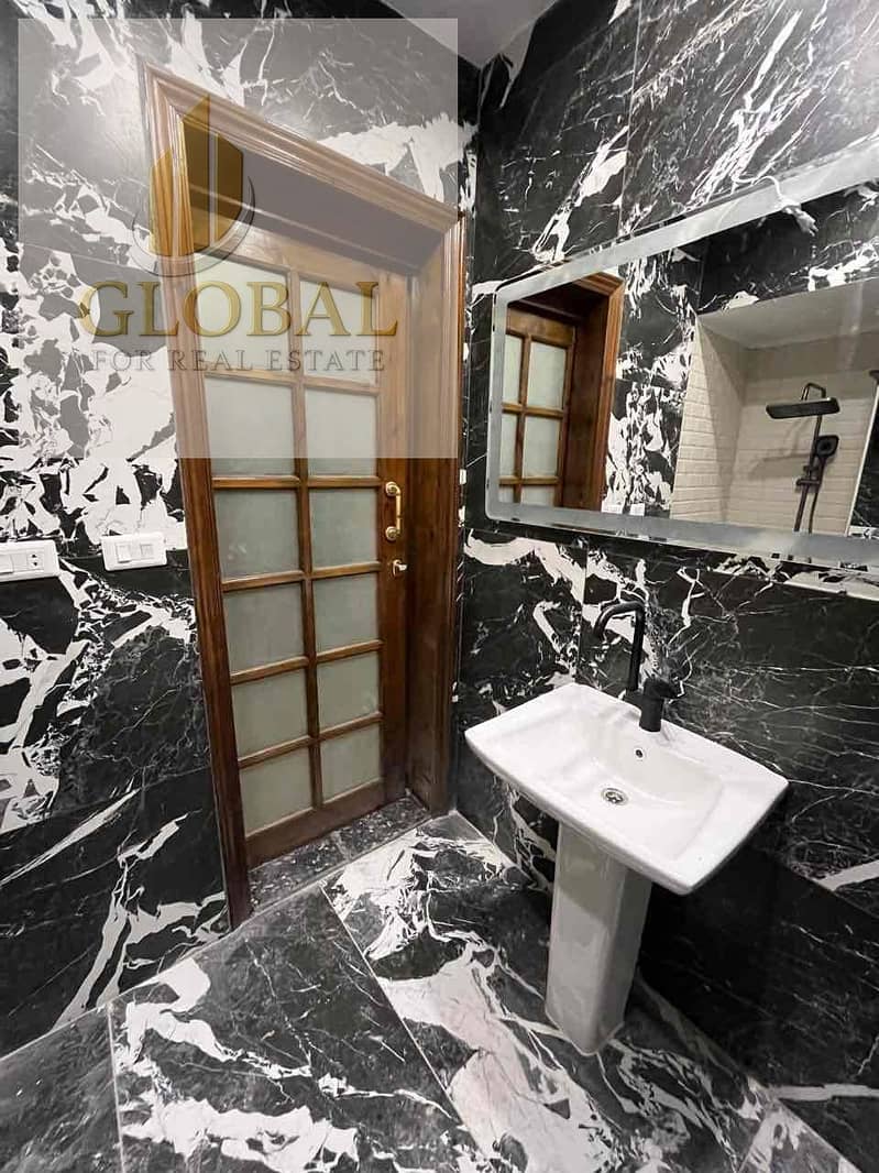 10 c3bf4f0a-51e2-42ce-b957-c3b76e787027. jpg