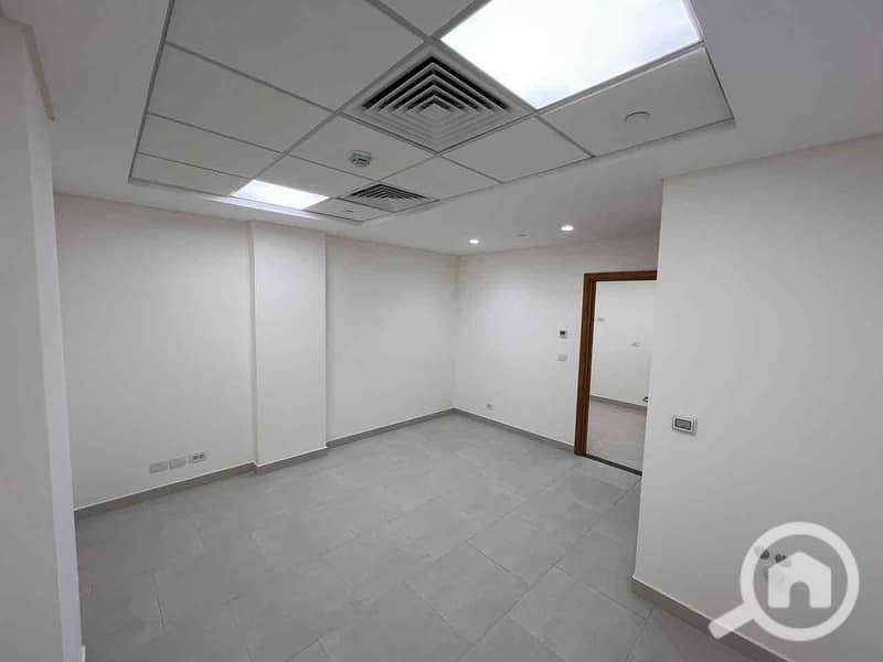 5 9484295d-37e7-4547-8d24-4b943bed9823. jpg