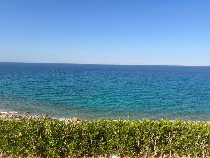 فيلا صف اول علي البحر مباشرة تلال السخنه