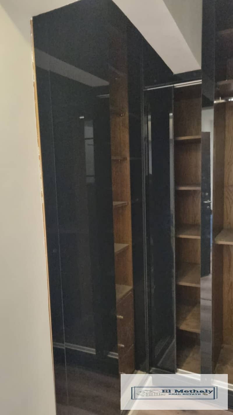 10 b85921fd-ccdb-4dad-bf77-c7c6763bc143. jpg