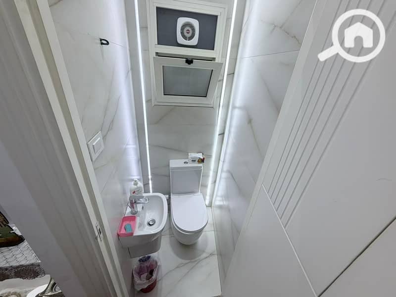 8 b47f4a4f-f107-41bd-8cba-d2d022edd1cd. jpeg