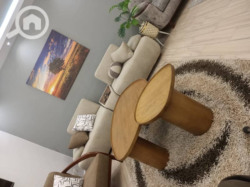 12 52186439-b288-44a2-a3b3-330e71378950. jpg