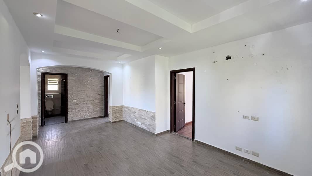 5 6e98eb67-1281-4d8c-b44a-f429a38e364a. jpg