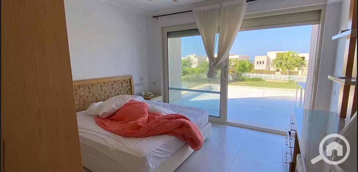 10 b95fea31-2b8f-4591-a6c2-117f87e7c324. jpg