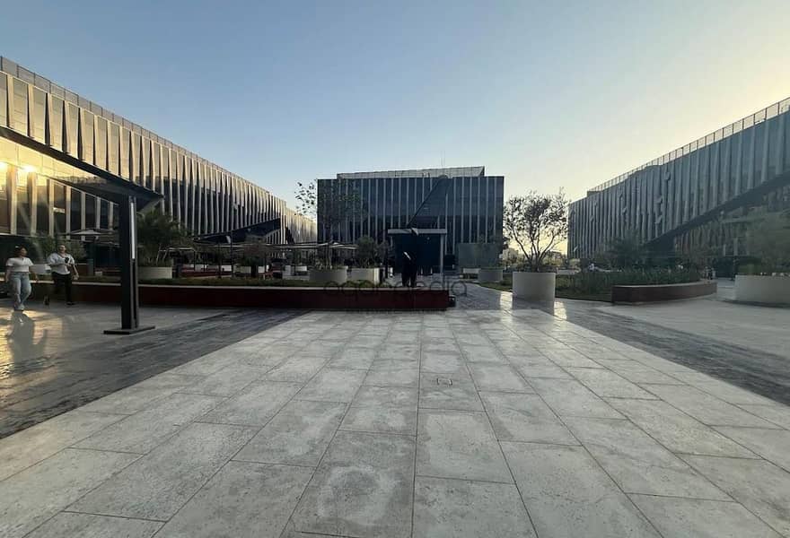 4 8b60ecec-bd8b-4b4d-a63b-fb89632d14ca. jpg