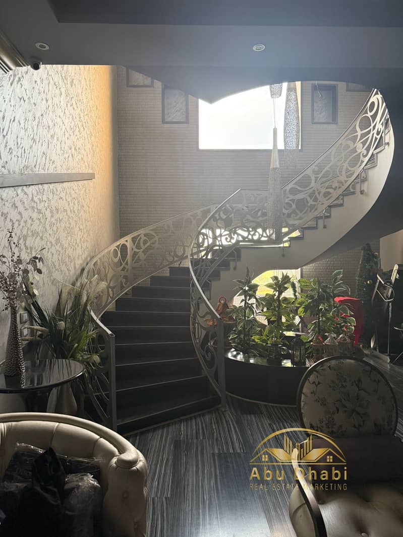 7 c4fba3bf-9733-4ff2-b933-4f205c43c9d4. jpg