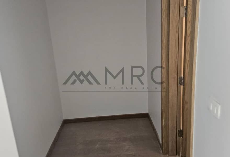 4 95d5ffbb-c01a-4de8-b638-f734e2b8d045. jpg