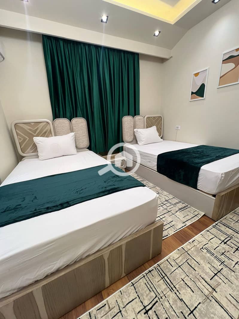 32 b8edd9bb-fffd-4916-a4e4-3030bf82c573. jpeg