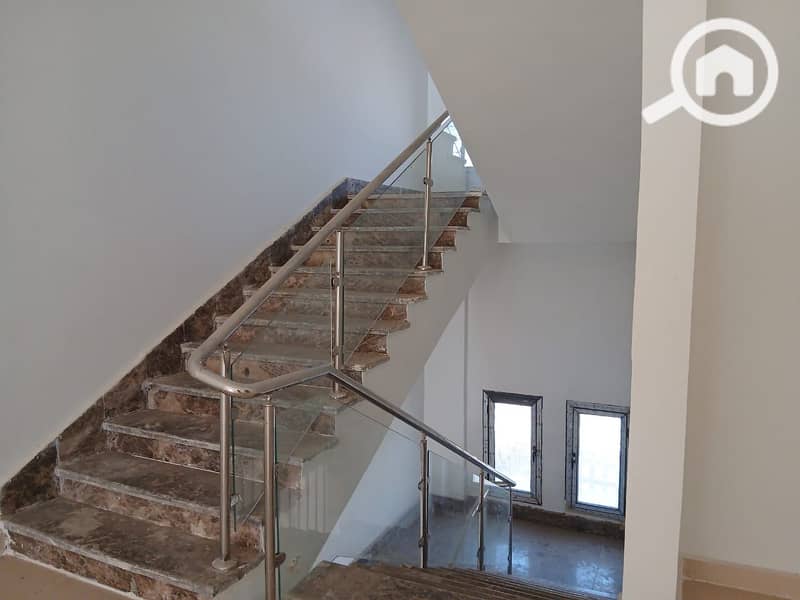 13 2310b528-8a8c-4789-a14c-63f2aa86a704. jpg