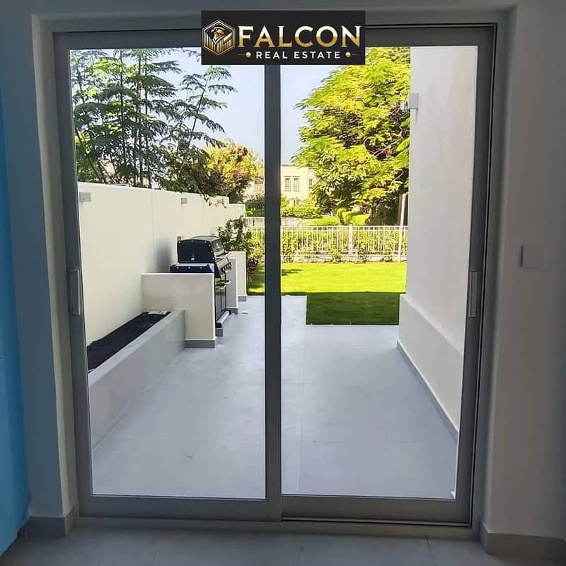 10 551e9596-e4fa-46bb-8d13-51d2e8de9878. jpg