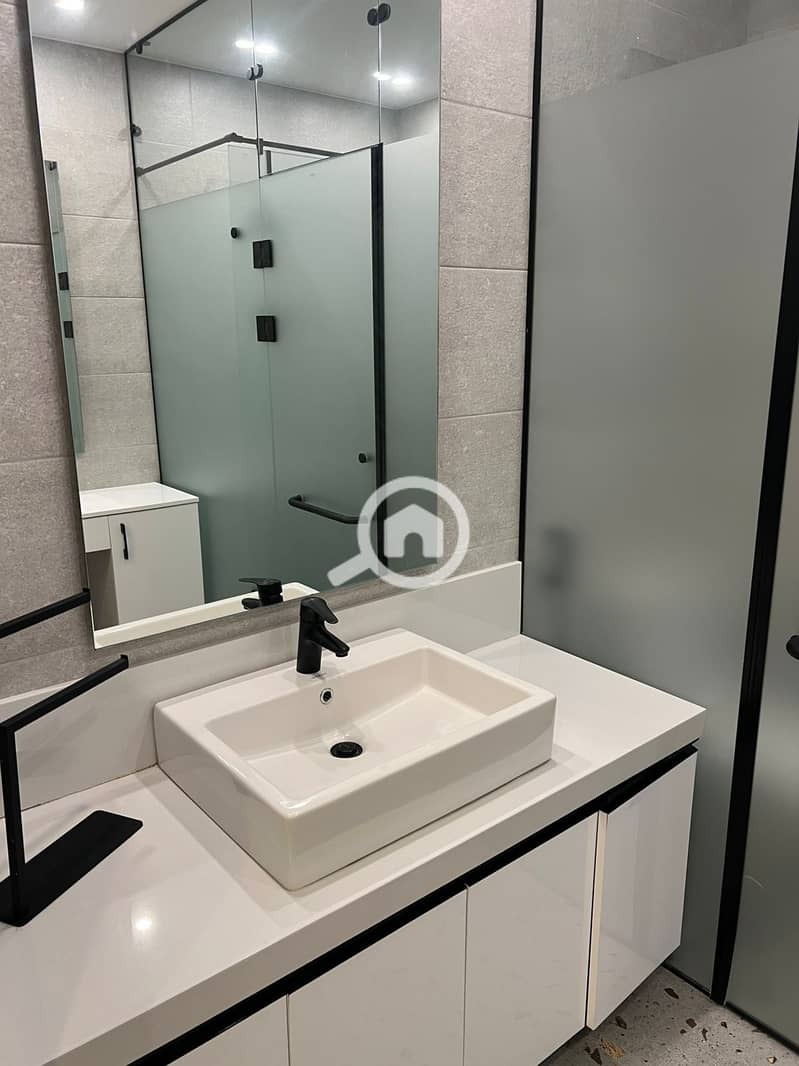 18 e8bf70e2-c795-4866-9e9e-bbad15ab8a4c. jpg