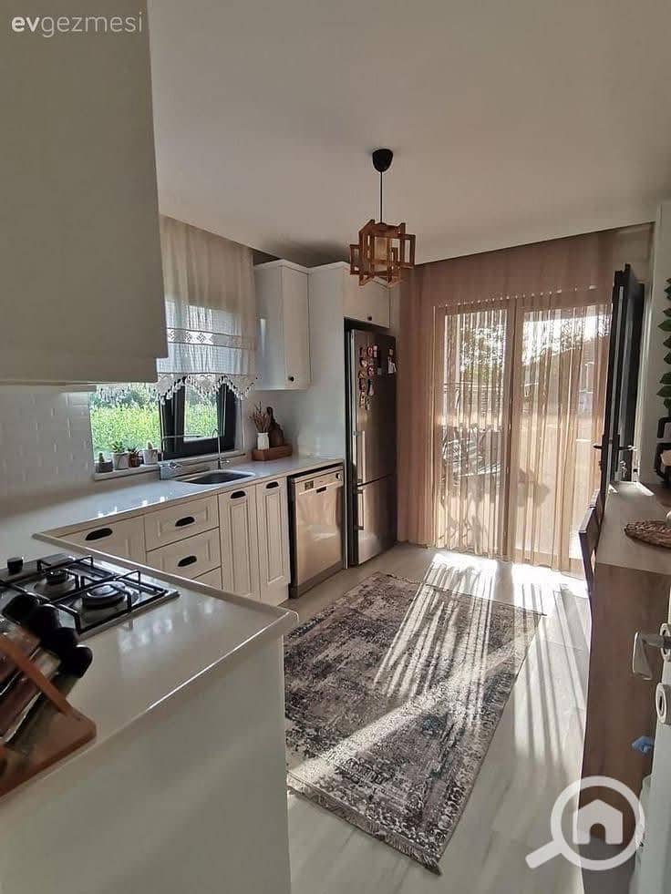 10 575f3bd8-99d8-43bc-920b-73a7a1ce76c7. jpg