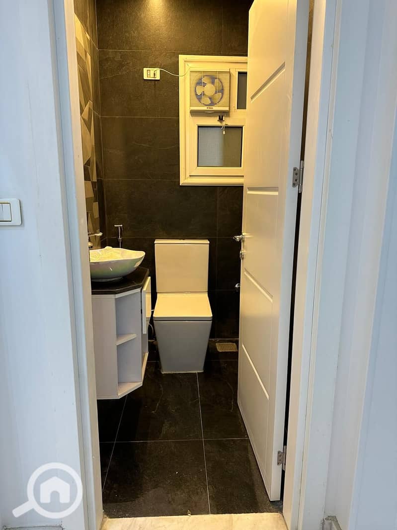 24 a367c0a8-79ae-438d-bc26-8f7fe111428e. jpg