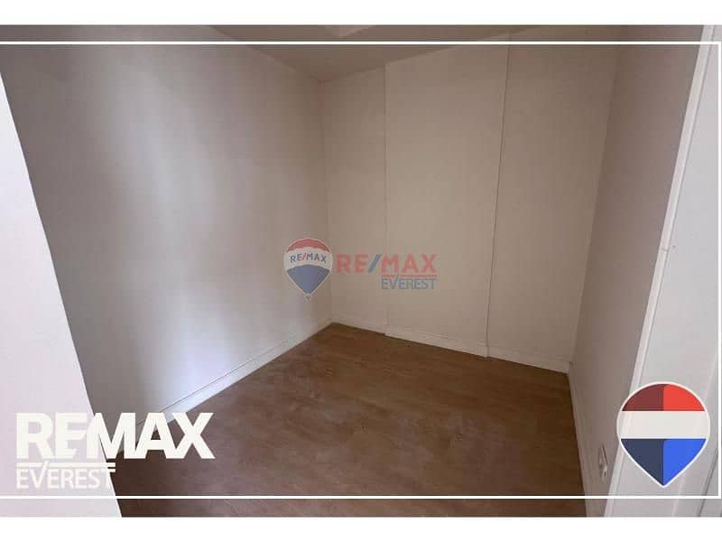 8 53721f14-6752-4c49-a0b2-0b79e71b9406. jpg