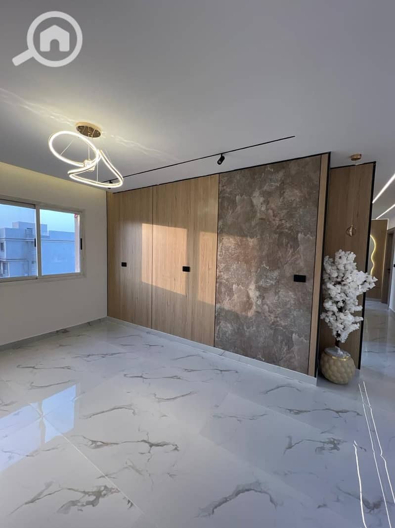 8 e5ee28af-1033-4b83-b0df-374ee42b5143. jpg