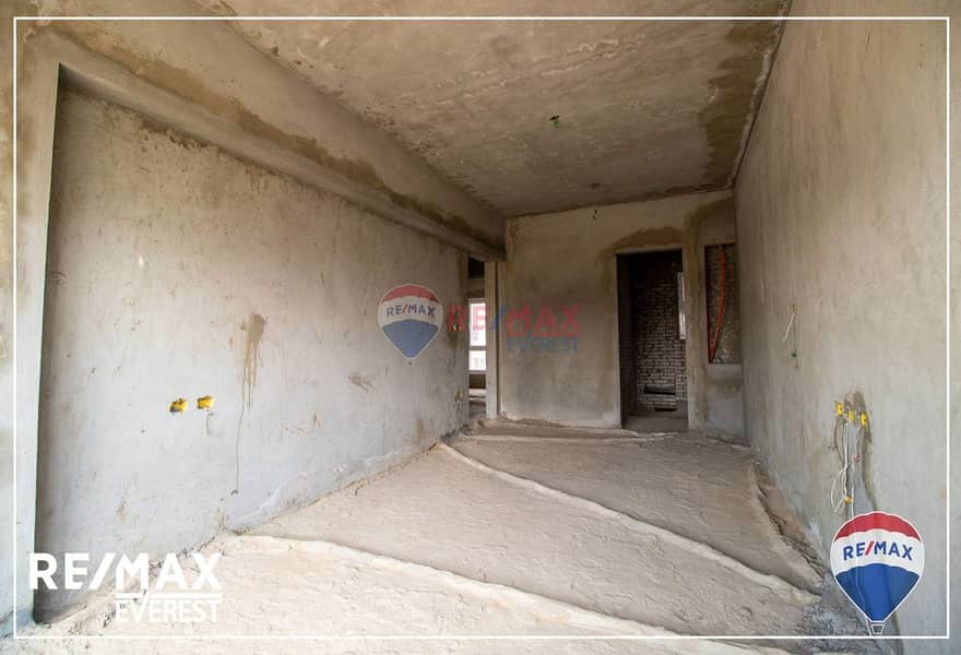 10 4b5e377c-7fe6-42f5-bf73-a21018bbb429. jpg