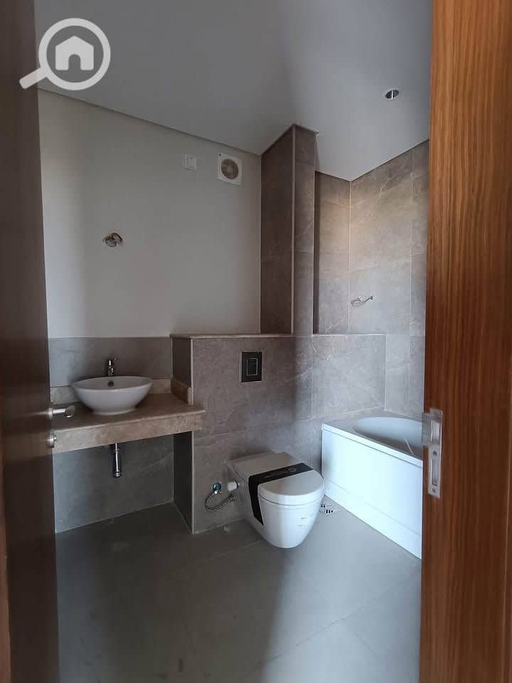 6 gstysrudr7uet. jpg