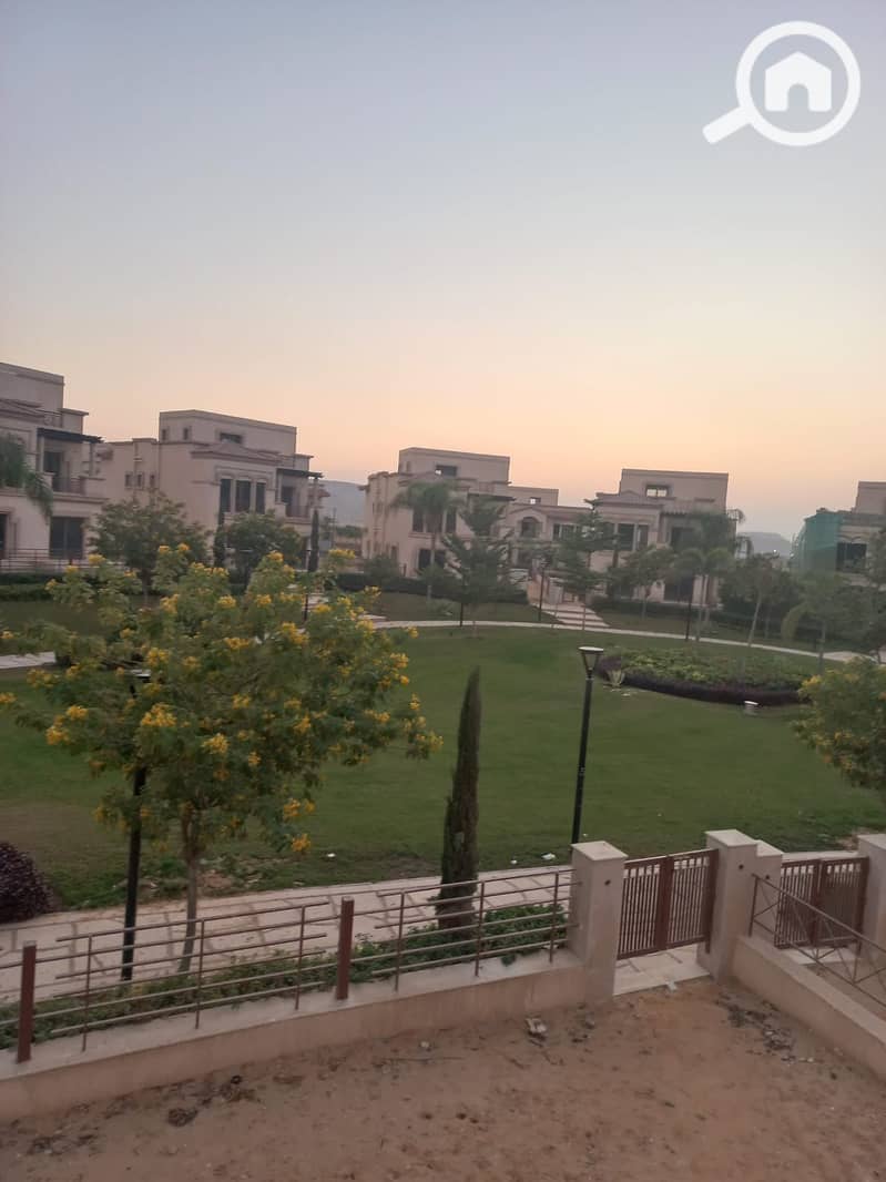 12 0009781b-4994-44af-8e41-8cf042ba23c4. jpg