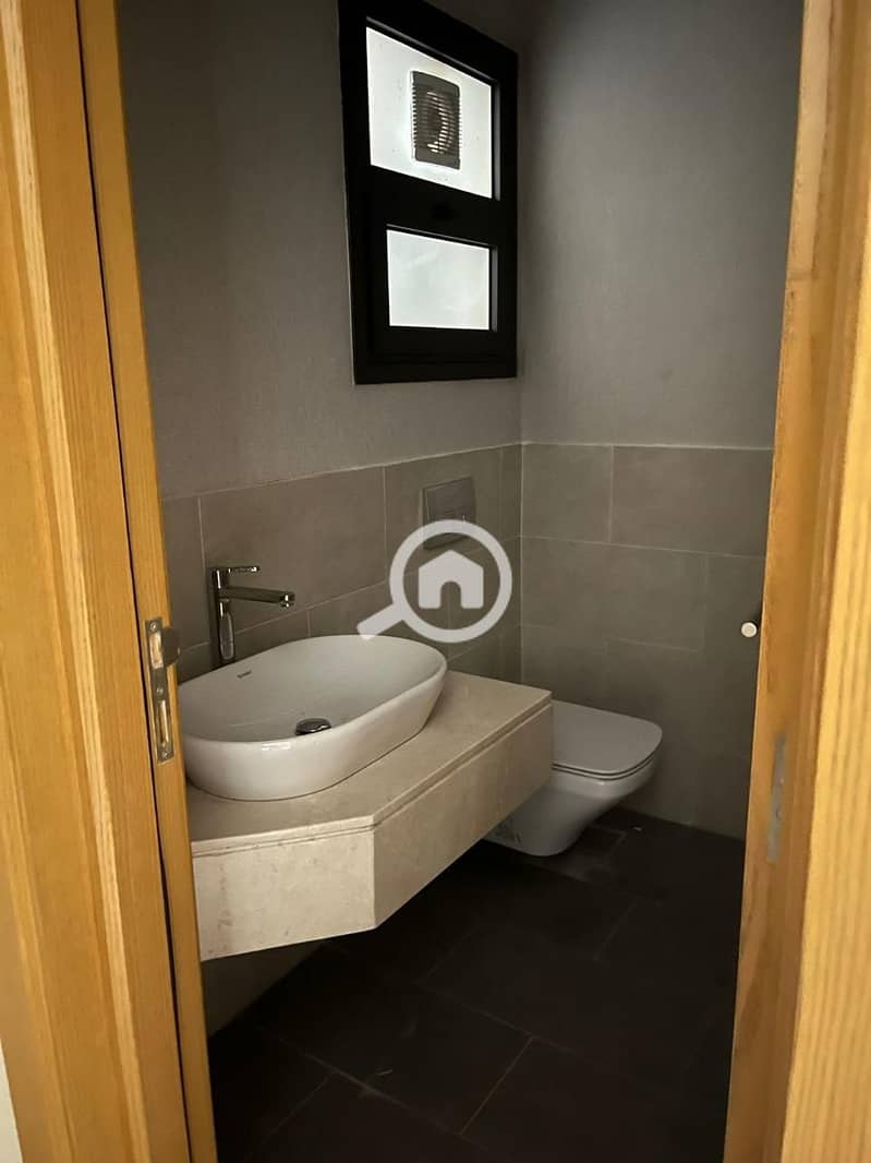 11 2407c5a2-5d5e-4c1e-ad14-. JPG