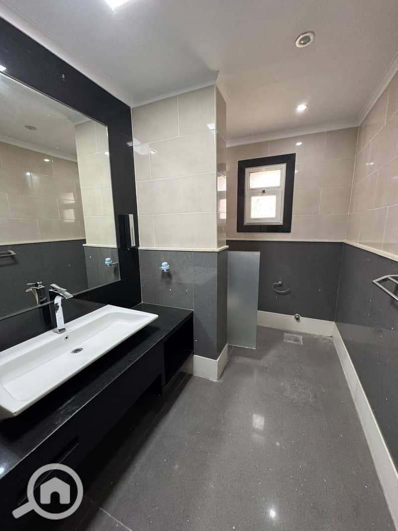 10 e8b3a9ff-7911-4beb-9b76-7f3814bca1f4. jpeg