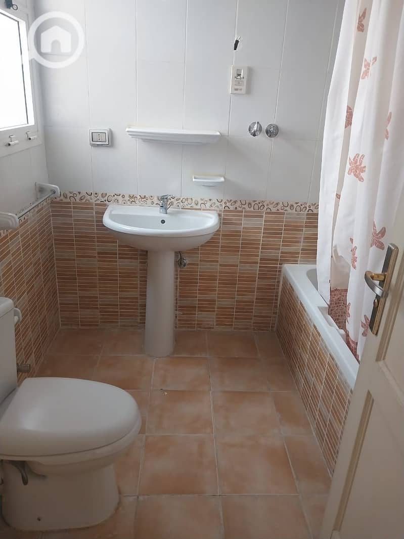 11 e4b63728-a025-455f-a62c-4157e9d2395a. jpeg