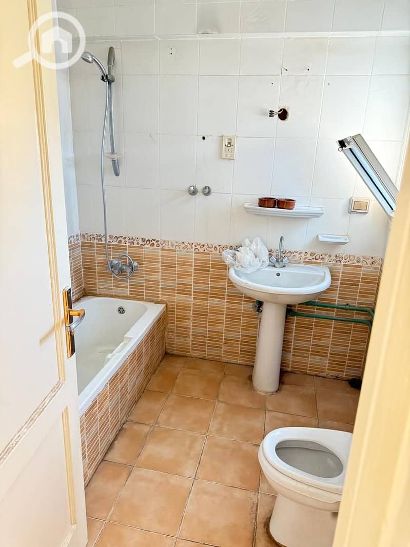 12 737f35be-5f15-419e-9ca5-243ddb406a85. jpeg