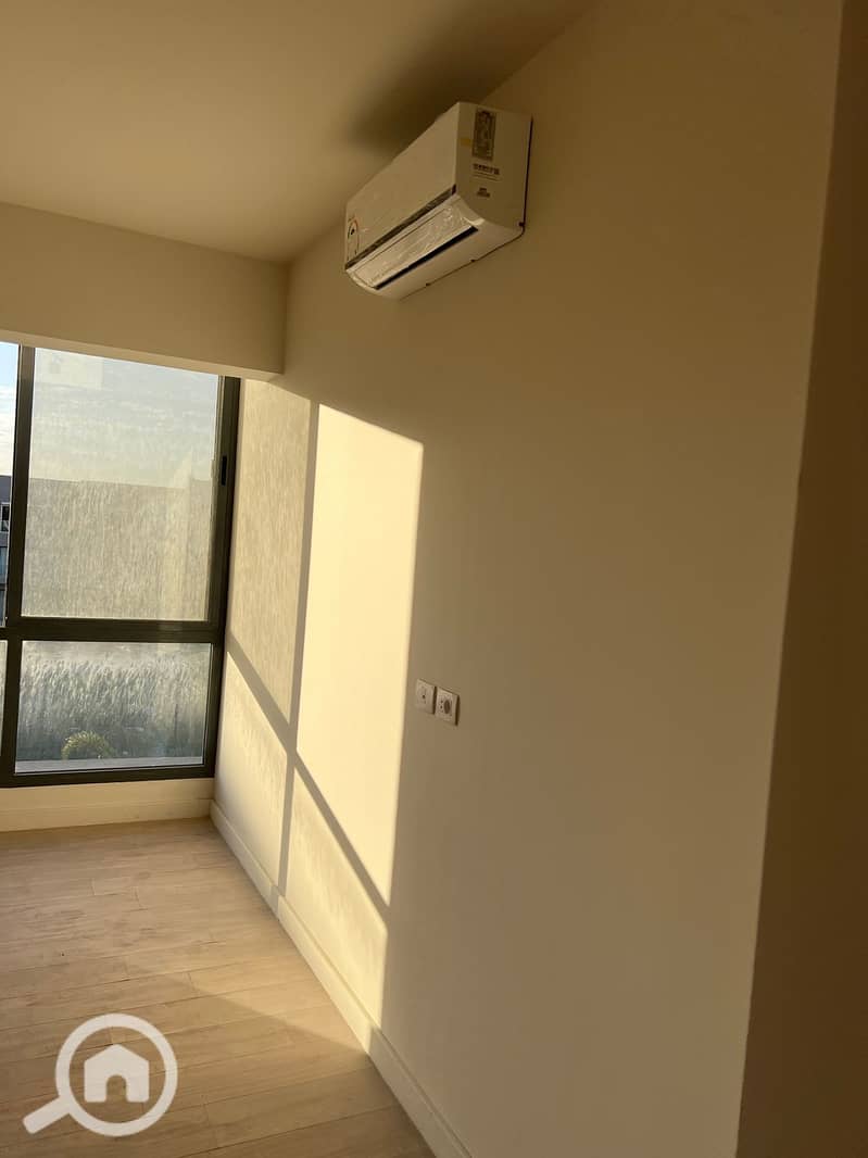 4 abd64d5b-38ad-4052-b7ce-da6ffe83d098. jpg