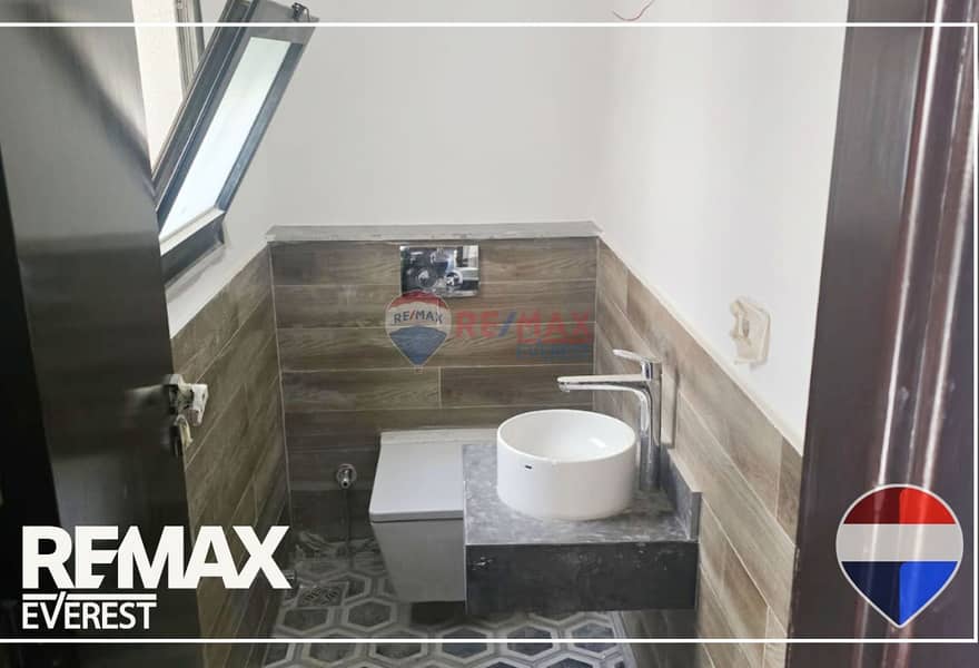 12 f69b7fe5-f2f7-43ef-98d8-40ef6fece3b2. jpg