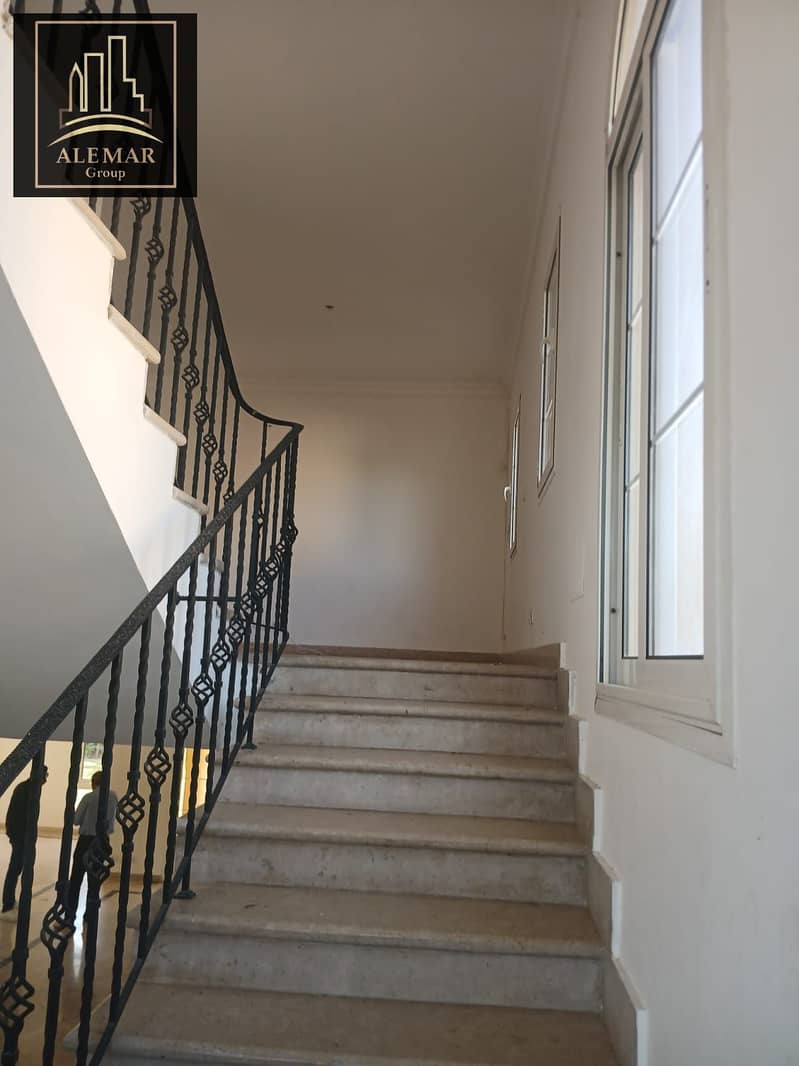 23 b10fc578-6d37-41fc-8dd2-2f832bc5e78a. jpg