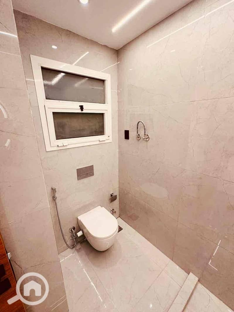 12 f702efbc-dd8e-48c4-b12f-bc6e3fbbb038. jpg