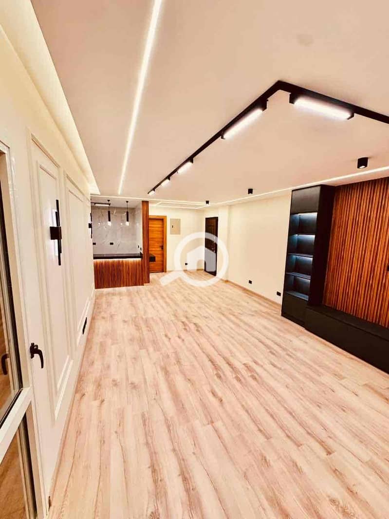 24 700834af-1977-4253-9b26-8e198fc06973. jpg