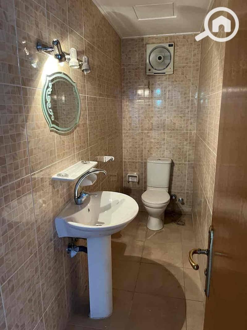 12 e445d110-8659-48cf-8c18-f15601ca7611. jpg