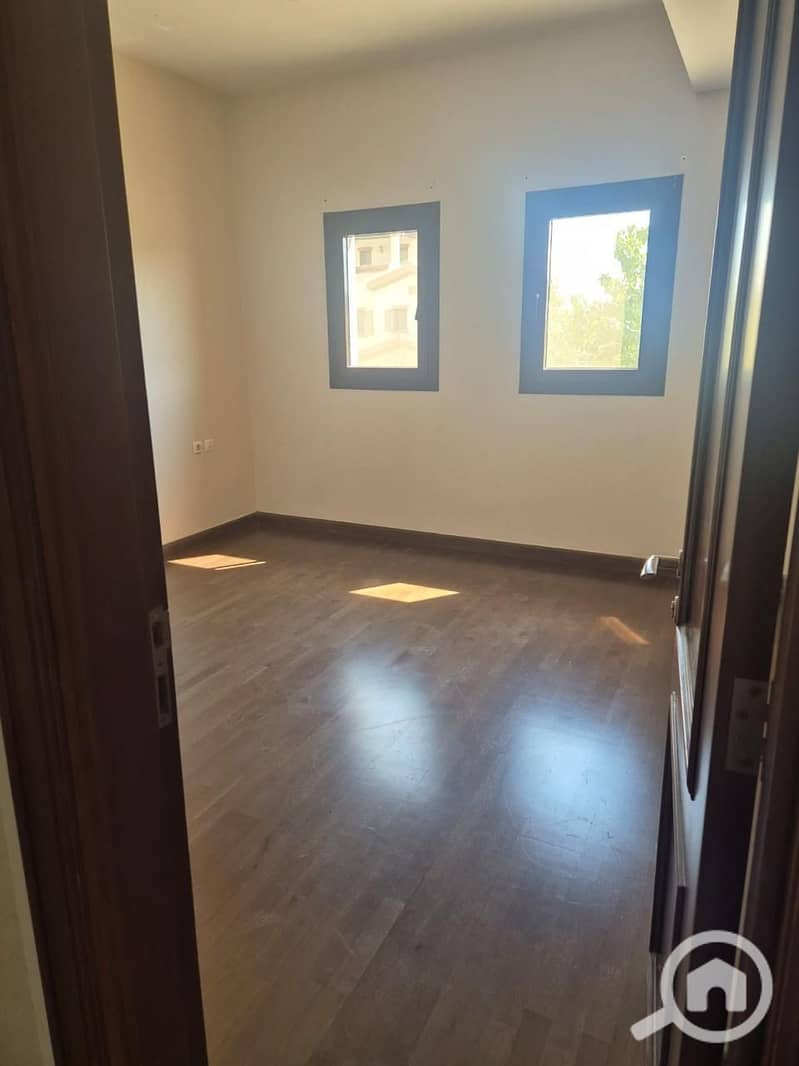 12 8c7fc293-59e3-4d21-b5f2-4e6685a8231d. jpg