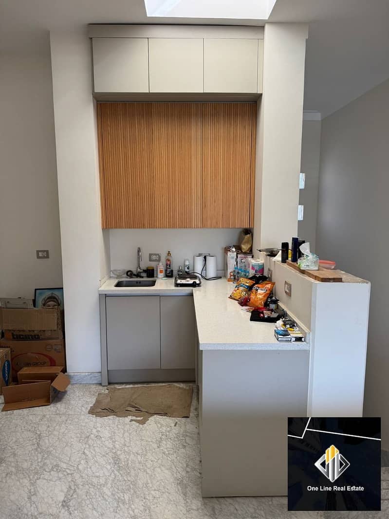 12 21b8748f-0919-43a2-bffa-1afdce893e3b. jpeg