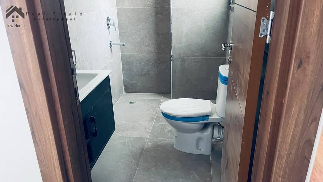 10 970319f2-a63e-45a9-966e-f24ad8b19589. jpg