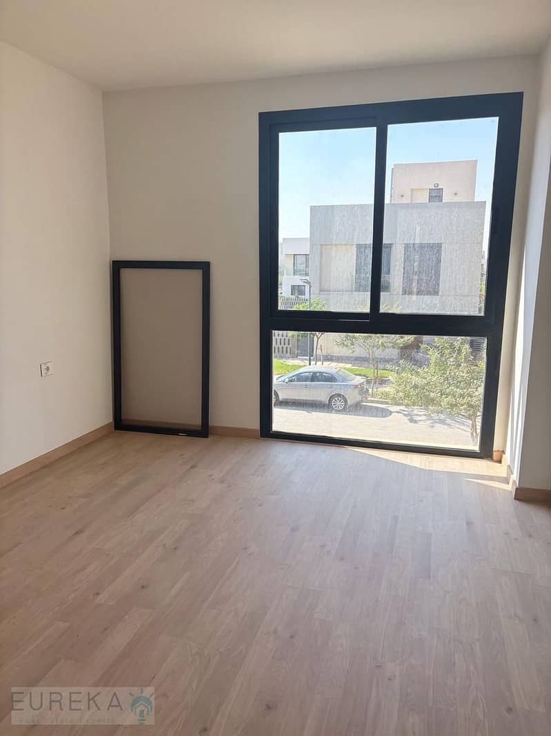 10 496f4dab-8f38-4425-8d19-62bf45611961. jpg